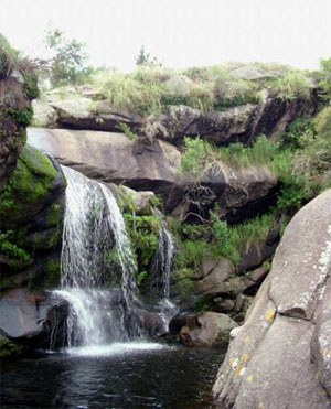 Cascada en la Reserva Yatan Rumi - Córdoba - Argentina