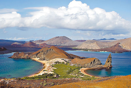 “La” postal de Galápagos: el Pináculo y las playas de la Isla Bartolomé.