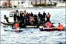 Limpieza profunda. Los buzos, a punto de sumergirse en las aguas del Golfo Nuevo. 