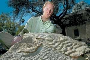 James Hagadorn, del Instituto Tecnológico de California, despliega un trozo de roca con la impresión de una medusa