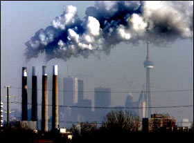 Tóxicos. chimeneas en Canadá tirando humo. la contaminación no se detiene. 