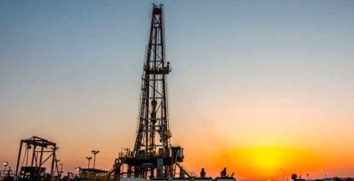 Torre de extracción petrolera por fracking