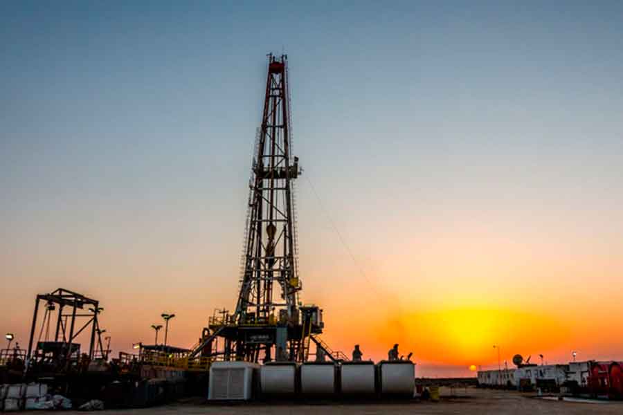 Torre de extracción petrolera por fracking