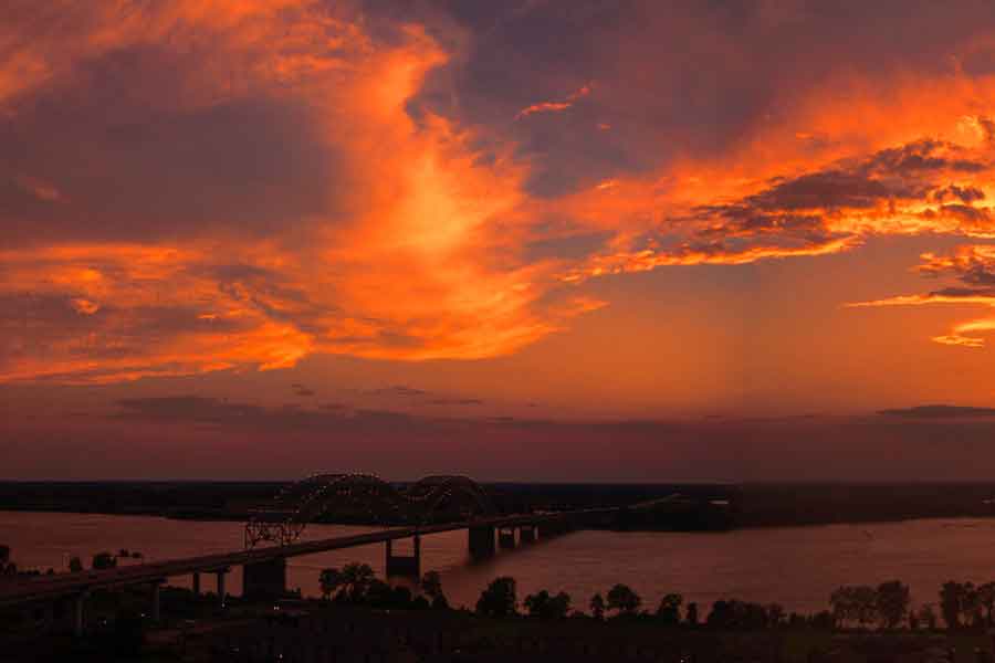 Atardecer en el río Mississipi